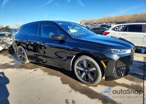 2025 BMW Ix xDrive50 z USA, uszkodzony, nr VIN WB523CF03SCT67965